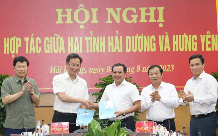 Hai tỉnh Hải Dương và Hưng Yên ký kết biên bản ghi nhớ hợp tác phát triển giai đoạn 2023-2025, định hướng đến năm 2030. Ảnh: NM Hai tỉnh Hải Dương và Hưng Yên ký kết biên bản ghi nhớ hợp tác phát triển giai đoạn 2023-2025, định hướng đến năm 2030. Ảnh: NM