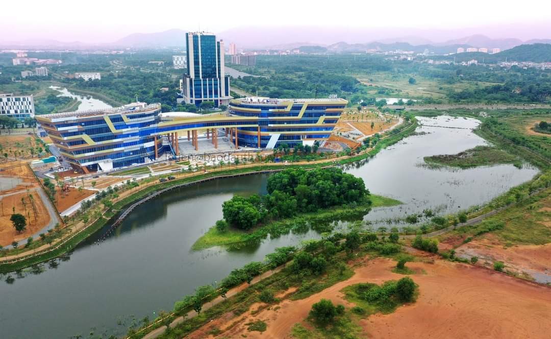 Trung tâm Đổi mới sáng tạo Quốc gia tại Khu Công nghệ cao Hòa Lạc được xây dựng với tổng diện tích sàn làm việc gần 20.000 m2, gồm 02 khối nhà làm việc và 01 khối nhà trung tâm hội nghị quốc tế.