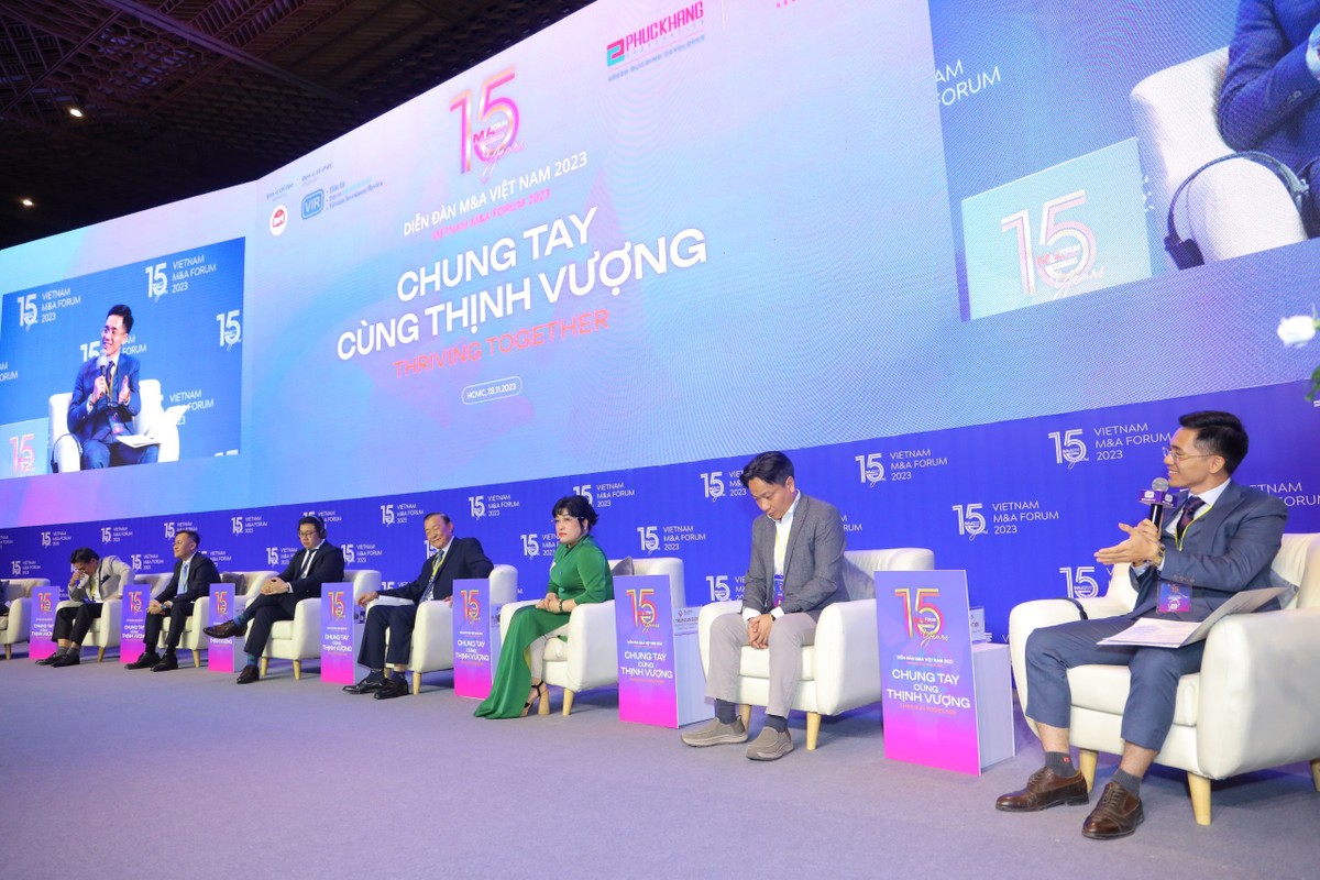 Ông Vũ Minh Tiến, Phó Chủ tịch Hội đồng quản trị VIAD Group (ngoài cùng bên phải) chia sẻ tại phiên 2. Ông Vũ Minh Tiến, Phó Chủ tịch Hội đồng quản trị VIAD Group (ngoài cùng bên phải) chia sẻ tại phiên 2.