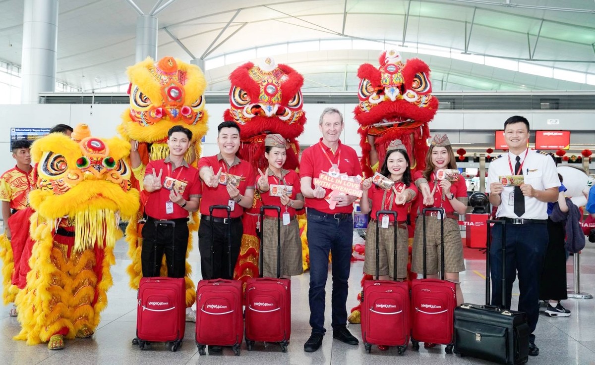 Phó Tổng giám đốc vận hành Vietjet Micheal Hickey cùng phi hành đoàn chúc mừng chuyến bay đầu tiên đến Thành Đô vào ngày đầu năm mới.
