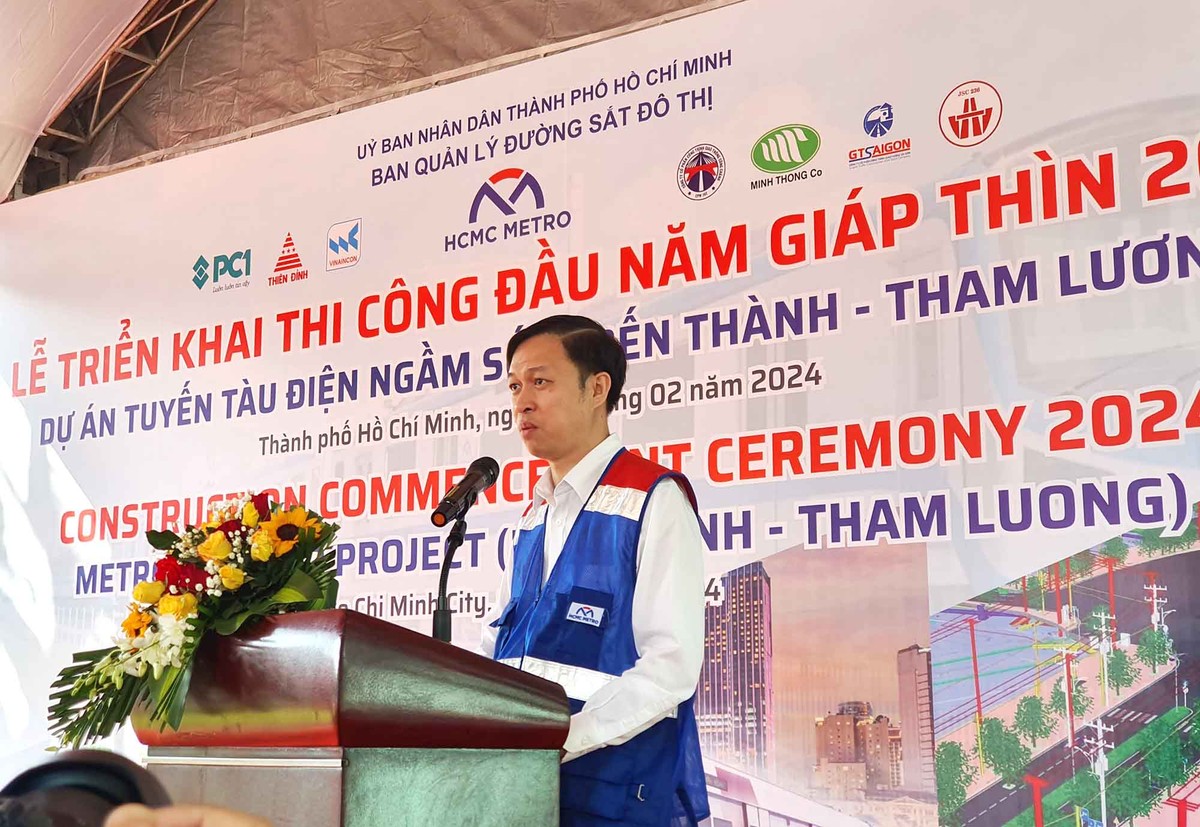 Ông Bùi Anh Huấn, Phó trưởng ban MAUR chia sẻ: "Trong không khí đầu xuân năm mới, tôi vui mừng thông báo công tác di dời hạ tầng kỹ thuật đã đủ điều kiện để triển khai thi công đồng loạt". Ông Bùi Anh Huấn, Phó trưởng ban MAUR chia sẻ: "Trong không khí đầu xuân năm mới, tôi vui mừng thông báo công tác di dời hạ tầng kỹ thuật đã đủ điều kiện để triển khai thi công đồng loạt".