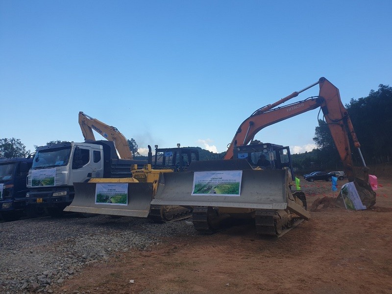 Các phương tiện, thiết bị thi công "khởi động" tại Lễ động thổ. Ảnh: Nhiệt Băng Các phương tiện, thiết bị thi công "khởi động" tại Lễ động thổ. Ảnh: Nhiệt Băng