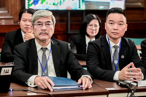 Luật sư Nguyễn Huy Thiệp (bìa trái) và luật sư Giang Hồng Thanh tại phiên toà. Luật sư Nguyễn Huy Thiệp (bìa trái) và luật sư Giang Hồng Thanh tại phiên toà.