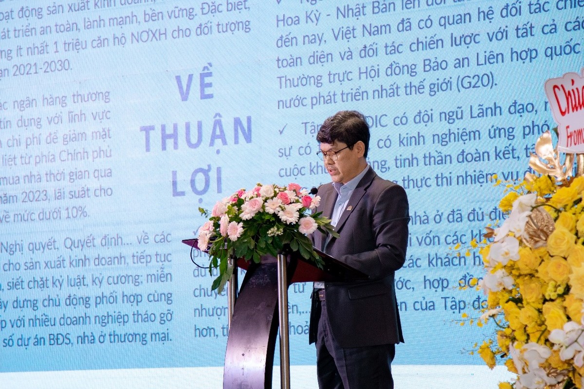Ông Nguyễn Quang Tín – Tổng giám đốc Tập đoàn DIC trình bày báo cáo hoạt động sản xuất kinh doanh năm 2023 và kế hoạch sản xuất kinh doanh năm 2024. Ông Nguyễn Quang Tín – Tổng giám đốc Tập đoàn DIC trình bày báo cáo hoạt động sản xuất kinh doanh năm 2023 và kế hoạch sản xuất kinh doanh năm 2024.