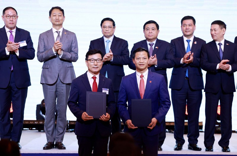 Tập đoàn Amkor nhận chứng nhận tăng vốn đầu tư thêm 1,07 tỷ USD. Đây là dự án đầu tư nước ngoài lớn nhất kể từ đầu năm tới nay. Tập đoàn Amkor nhận chứng nhận tăng vốn đầu tư thêm 1,07 tỷ USD. Đây là dự án đầu tư nước ngoài lớn nhất kể từ đầu năm tới nay.