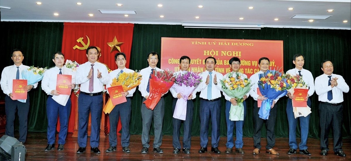 Ban Thường vụ Tỉnh uỷ Hải Dương trao quyết định điều động, bổ nhiệm lãnh đạo 8 sở, ngành, địa phương. Ban Thường vụ Tỉnh uỷ Hải Dương trao quyết định điều động, bổ nhiệm lãnh đạo 8 sở, ngành, địa phương.