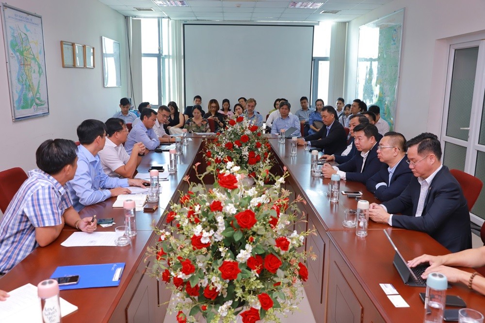 Các nhà đầu tư bày tỏ quan tâm đến những chính sách ưu đãi, thu hút đầu tư cũng như trình tự giải quyết thủ tục hành chính. Ảnh: Hoàng Anh.