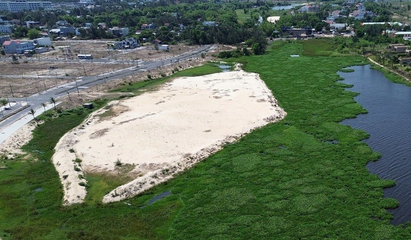 Việc đấu giá cát sau khi nạo vét cũng gặp nhiều khó khăn. Việc đấu giá cát sau khi nạo vét cũng gặp nhiều khó khăn.
