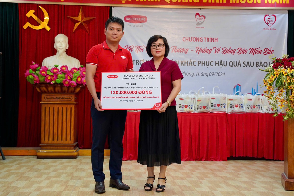 Ông Đặng Hồng Hải – Tổng giám đốc Dai-ichi Life Việt Nam trao biểu trưng số tiền tài trợ cho bà Vũ Thị Phương Liên - Ủy viên Quận Ủy – Phó Chủ tịch Ủy ban MTQVN quận Ngô Quyền, TP. Hải Phòng Ông Đặng Hồng Hải – Tổng giám đốc Dai-ichi Life Việt Nam trao biểu trưng số tiền tài trợ cho bà Vũ Thị Phương Liên - Ủy viên Quận Ủy – Phó Chủ tịch Ủy ban MTQVN quận Ngô Quyền, TP. Hải Phòng