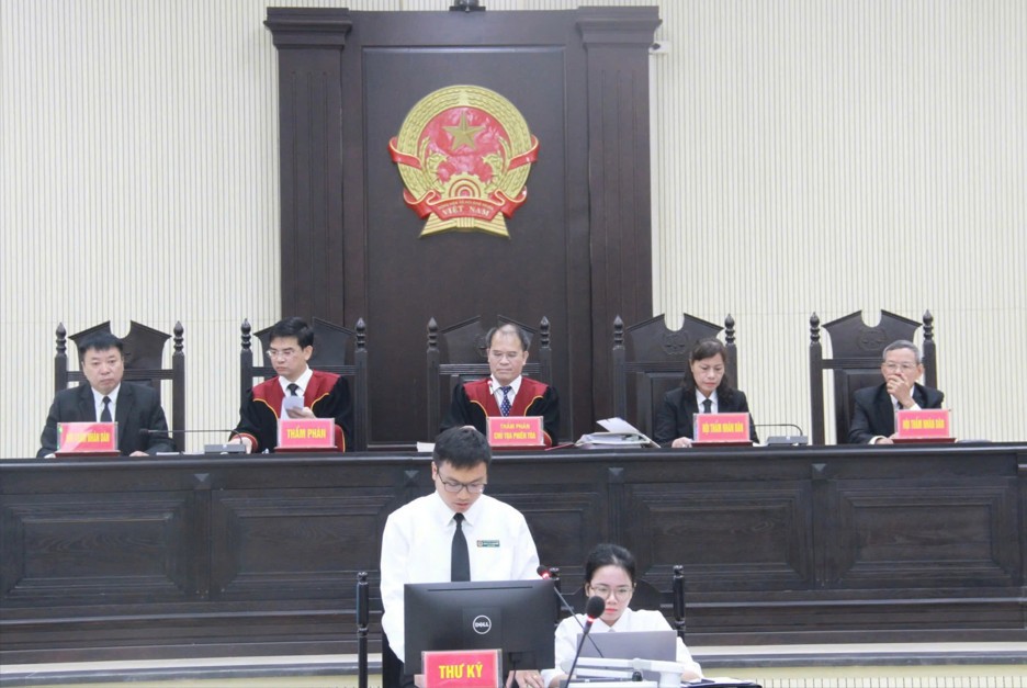Hội đồng xét xử sơ thẩm do Thẩm phán Vũ Công Đồng làm Chủ tọa. Ảnh: MH Hội đồng xét xử sơ thẩm do Thẩm phán Vũ Công Đồng làm Chủ tọa. Ảnh: MH
