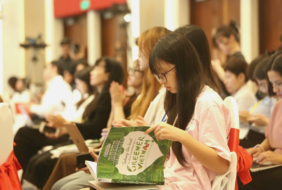 Báo Đầu tư công bố ra mắt cuốn Đặc san thường niên Phát triển bền vững 2024 tại Hội thảo. Ảnh: Dũng Minh Báo Đầu tư công bố ra mắt cuốn Đặc san thường niên Phát triển bền vững 2024 tại Hội thảo. Ảnh: Dũng Minh