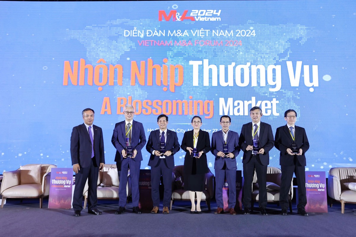 Ông Lê Trọng Minh, Tổng Biên tập Báo Đầu tư (ngoài cùng bên trái) tặng kỷ niệm chương cho các diễn giả tham gia thảo luận phiên 1. Ảnh: Lê Toàn