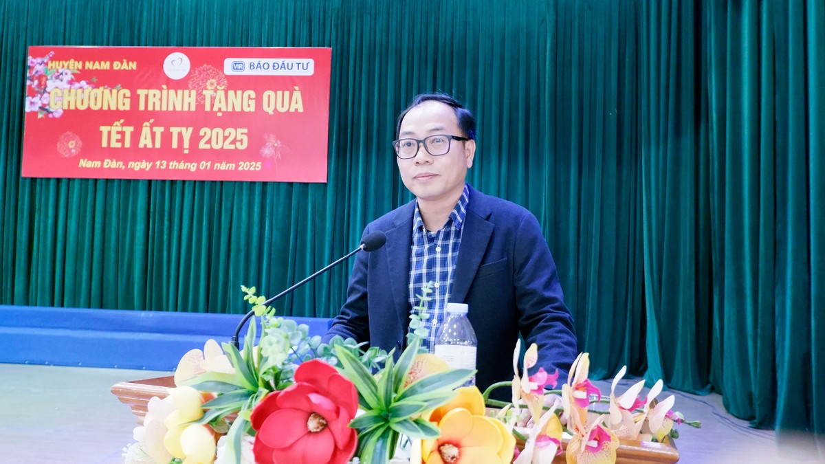 Ông Đặng Tuấn Khánh, Ủy viên Ban biên tập Báo Đầu tư phát biểu tại Lễ trao quà