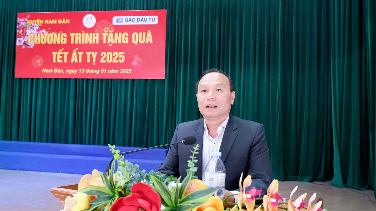 Ông Vương Hồng Thái, Ủy viên Ban thường vụ Huyện ủy, Phó chủ tịch thường trực UBND huyện Nam Đàn phát biểu tại Lễ trao quà