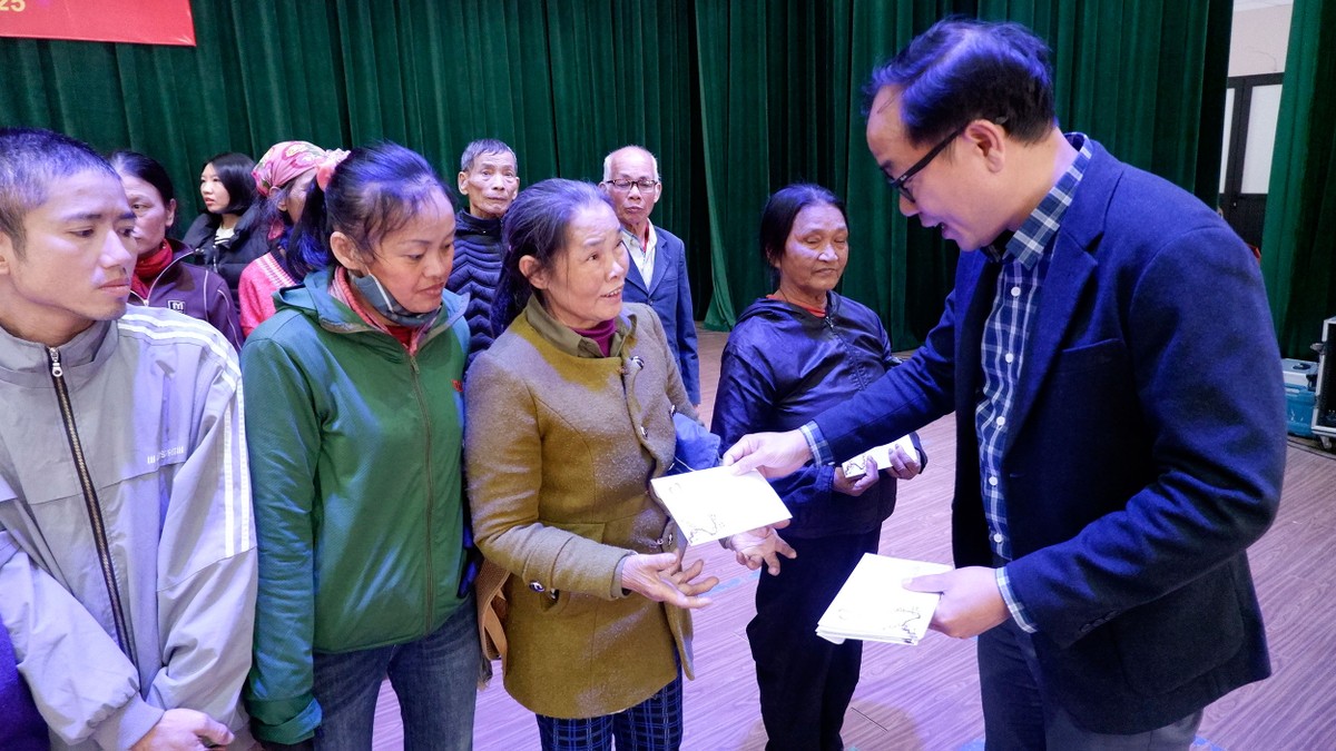 Ông Đặng Tuấn Khánh trao quà tết cho bà con