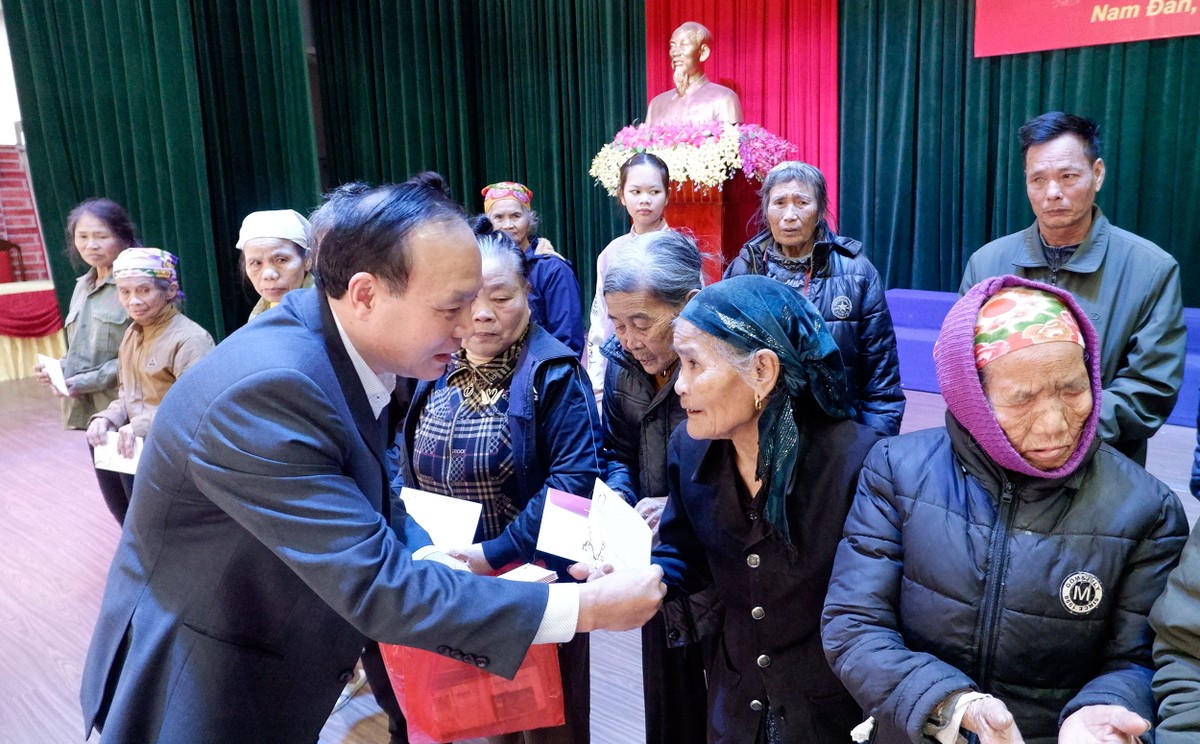 Ông Vương Hồng Thái trao quà cho bà con