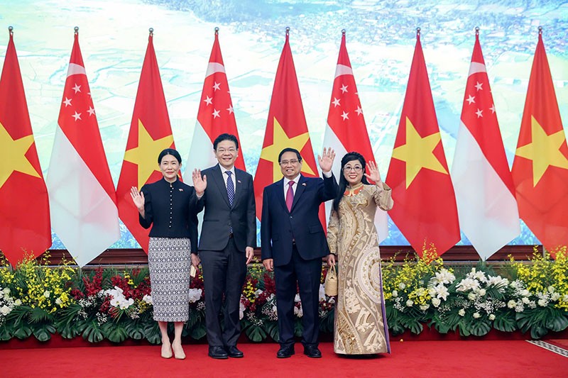 Thủ tướng Chính phủ Phạm Minh Chính và Phu nhân chụp ảnh cùng Thủ tướng Lawrence Wong và Phu nhân.