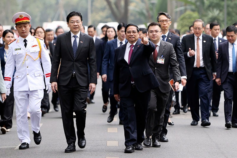 Sau lễ đón chính thức, Thủ tướng Phạm Minh Chính và Thủ tướng Lawrence Wong di chuyển sang phòng hội đàm