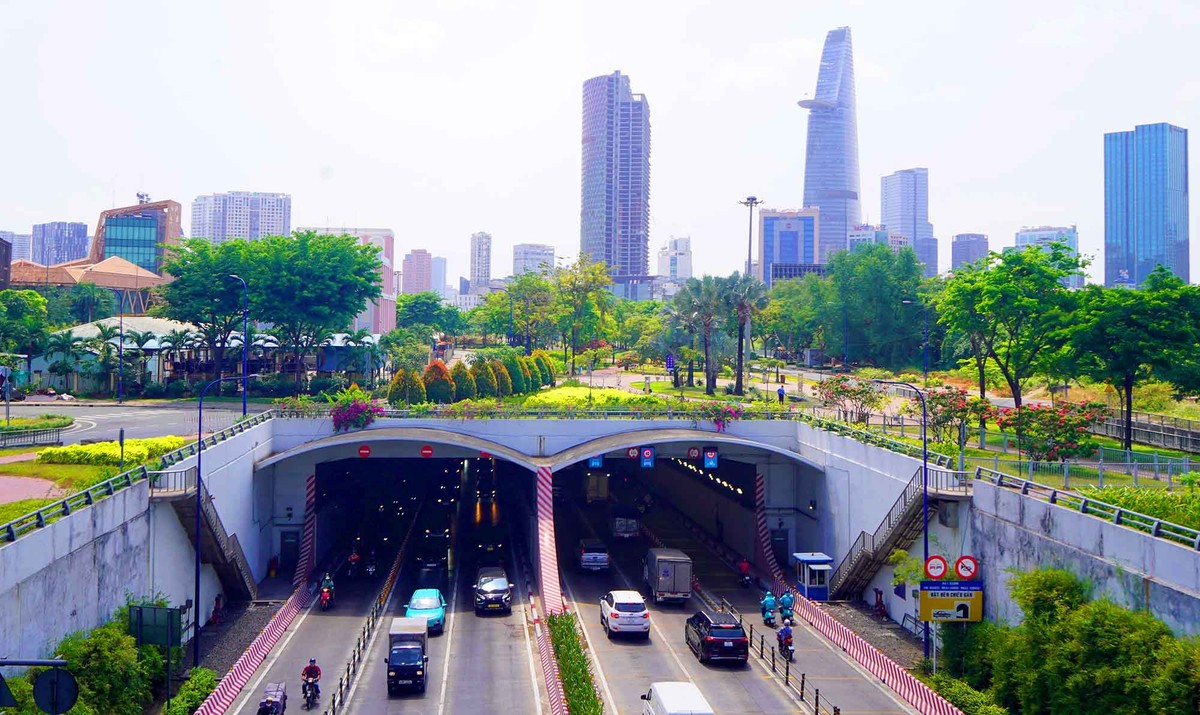 Hầm vượt sông Sài Gòn - Mạch ngầm kết nối cho những đổi thay: Để có được một TP.HCM hiện đại, kết nối mạch lạc như hôm nay, không thể không nhắc đến hầm vượt sông Sài Gòn - công trình giao thông ngầm đầu tiên tại Việt Nam, hoàn thành vào năm 2011. Là &quot;huyết mạch&quot; nối trung tâm Quận 1 với đô thị mới Thủ Thiêm, hầm không chỉ rút ngắn khoảng cách, mà còn mở ra không gian phát triển mới cho thành phố. Trong lòng đất, một công trình thầm lặng vẫn ngày đêm gắn kết đôi bờ.