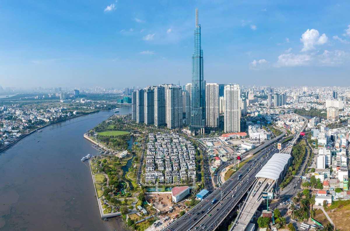 Landmark 81 - biểu tượng vươn cao giữa TP.HCM. Là tòa nhà cao nhất Việt Nam và nằm trong top những tòa nhà cao nhất thế giới, Landmark 81 sừng sững bên bờ sông Sài Gòn như một biểu tượng hiện đại, năng động của TP.HCM. Với chiều cao ấn tượng 461,2 mét, công trình này không chỉ là niềm tự hào của kiến trúc Việt, mà còn là điểm đến hấp dẫn với trung tâm thương mại sang trọng, khách sạn cao cấp và đài quan sát SkyView cho tầm nhìn bao quát toàn Thành phố.