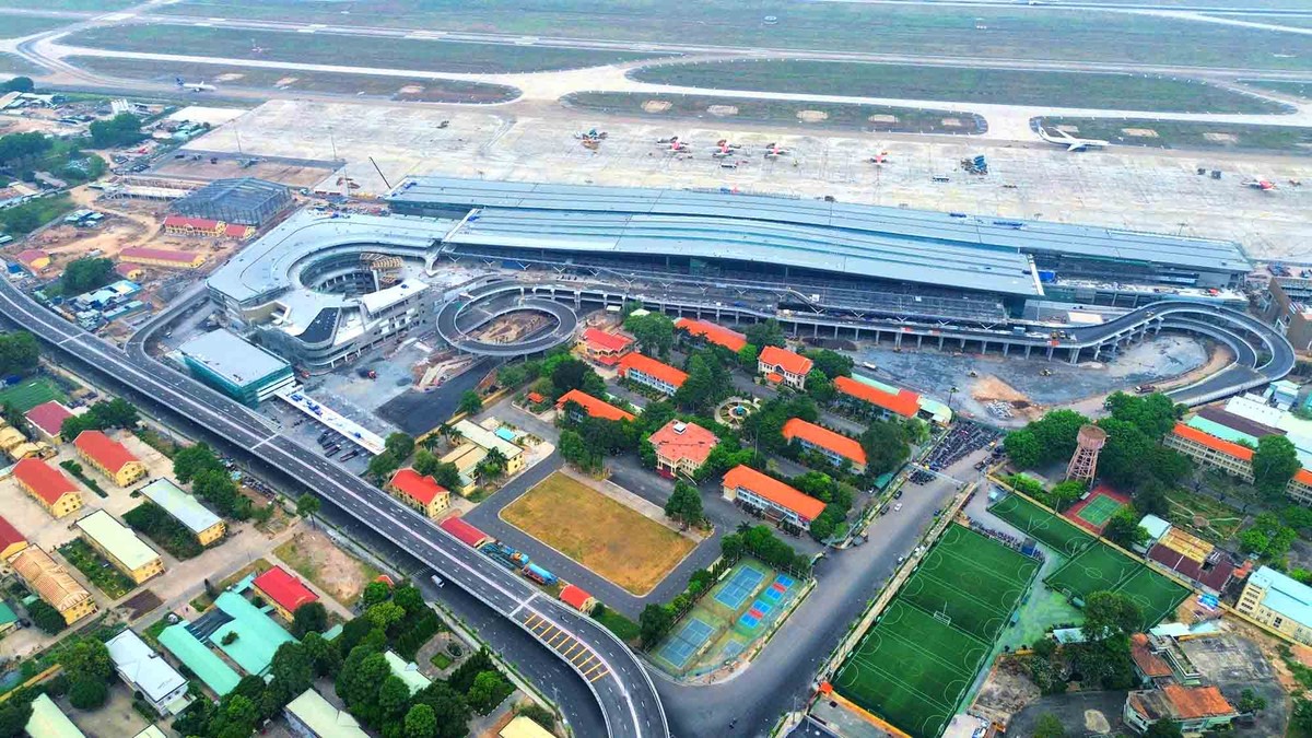 Nhà ga T3 - cánh cửa mới cho bầu trời TP.HCM: Nhà ga hành khách T3 của Sân bay Tân Sơn Nhất là một công trình trọng điểm, đánh dấu bước chuyển mình cho hạ tầng giao thông hàng không Việt Nam. Với thiết kế hiện đại, công suất phục vụ lên đến 20 triệu hành khách/năm, ga T3 không chỉ góp phần giảm tải cho sân bay hiện hữu, mà còn mở ra trải nghiệm bay tiện nghi, nhanh chóng và đẳng cấp hơn cho người dân và du khách.