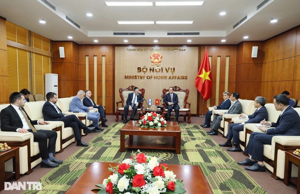 Thứ trưởng Bộ nội vụ Vũ Chiến Thắng tiếp Bộ trưởng Bộ Lao động Nhà nước Israel Yoav Ben Tzur. Nguồn: dantri.com Thứ trưởng Bộ nội vụ Vũ Chiến Thắng tiếp Bộ trưởng Bộ Lao động Nhà nước Israel Yoav Ben Tzur. Nguồn: dantri.com