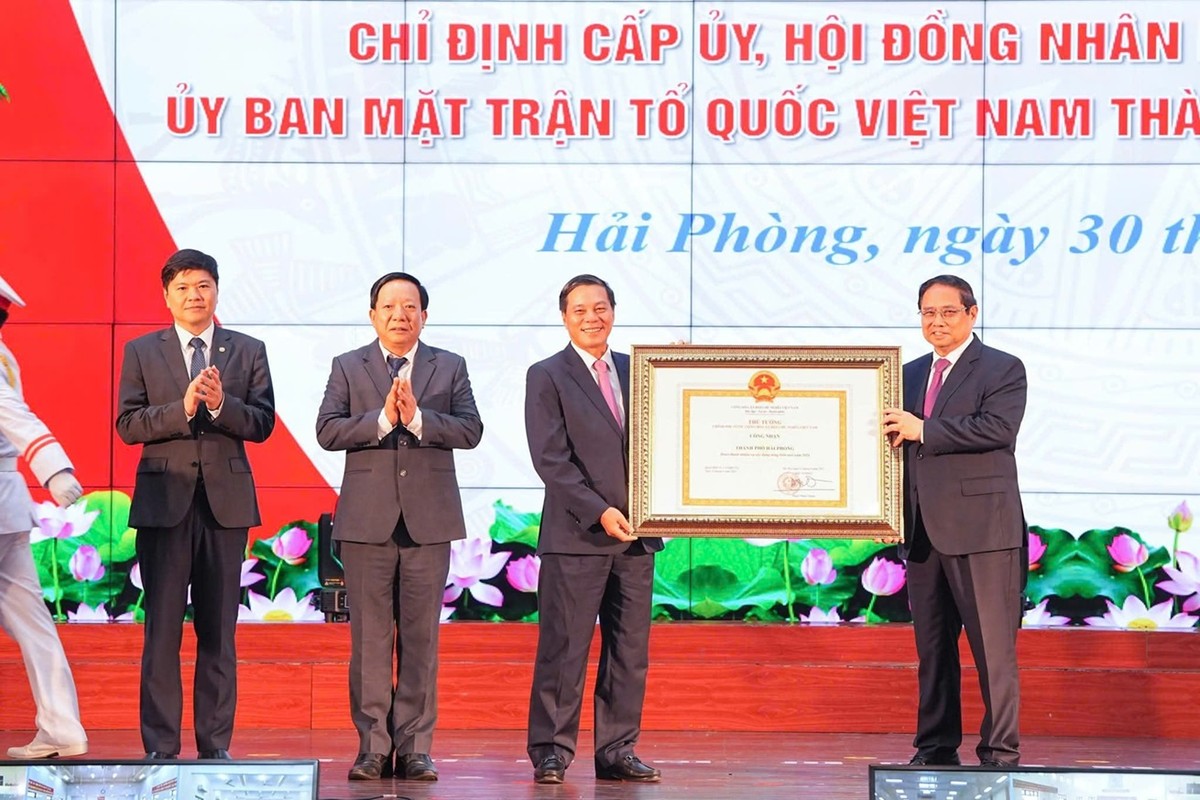 Thủ tướng Chính phủ Phạm Minh Chính trao Quyết định công nhận thành phố Hải Phòng hoàn thành nhiệm vụ xây dựng Nông thôn mới năm 2024. Thủ tướng Chính phủ Phạm Minh Chính trao Quyết định công nhận thành phố Hải Phòng hoàn thành nhiệm vụ xây dựng Nông thôn mới năm 2024.