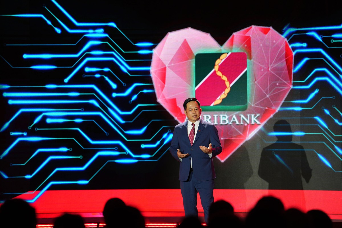 Ông Hoàng Minh Ngọc, Phó tổng giám đốc Agribank trình bày tham luận tại Ngày chuyển đổi số ngành Ngân hàng 2025