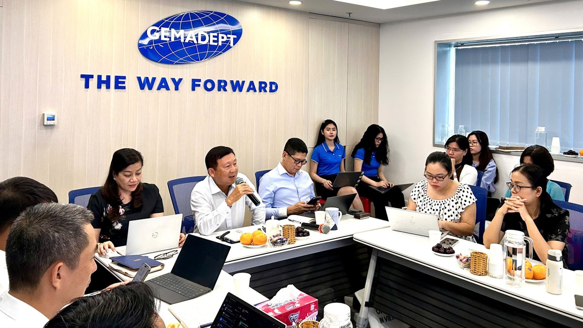 Ông Nguyễn Thanh Bình, Tổng giám đốc kiêm Thành viên HĐQT Gemadept chia sẻ với nhà đầu tư. Ông Nguyễn Thanh Bình, Tổng giám đốc kiêm Thành viên HĐQT Gemadept chia sẻ với nhà đầu tư.