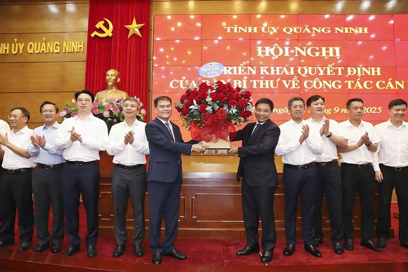 Bộ trưởng Bộ Tài chính Nguyễn Văn Thắng chúc mừng ông Bùi Văn Khắng. Ảnh: Thanh Tùng