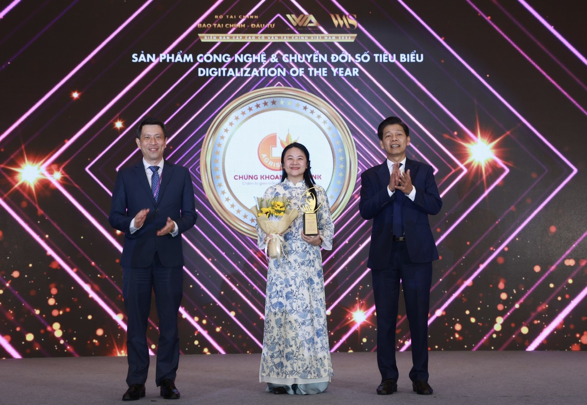 Đại diện Agriseco nhận vinh danh “Sản phẩm công nghệ và chuyển đổi số tiêu biểu”. Ảnh: Chí Cường