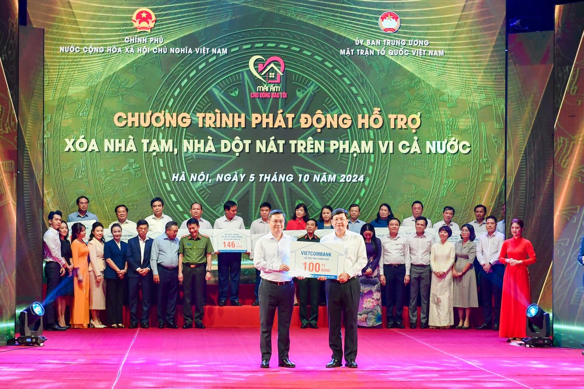 Ông Nguyễn Thanh Tùng (bên trái) - Chủ tịch HĐQT Vietcombank trao biển biểu trưng kinh phí 100 tỷ đồng hỗ trợ xoá nhà tạm, nhà dột nát ủng hộ cho địa phương Ông Nguyễn Thanh Tùng (bên trái) - Chủ tịch HĐQT Vietcombank trao biển biểu trưng kinh phí 100 tỷ đồng hỗ trợ xoá nhà tạm, nhà dột nát ủng hộ cho địa phương