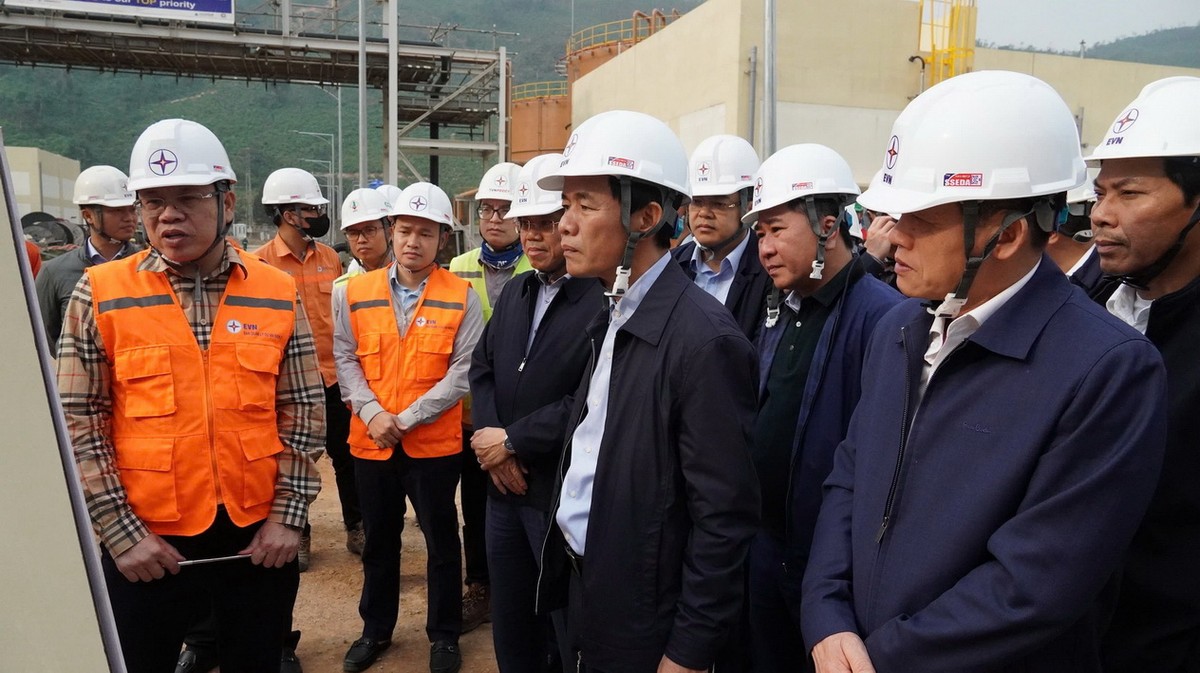 Bí thư Tỉnh uỷ Quảng Trị Nguyễn Văn Phương nghe báo cáo tiến độ các dự án tại Trung tâm Điện lực Quảng Trạch