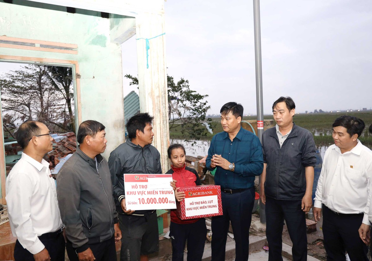 Ông Phạm Toàn Vượng (thứ ba từ phải), Phó Bí thư Đảng uỷ, Tổng giám đốc Agribank cùng đoàn công tác thăm và tặng quà cho khách hàng bị thiệt hại bão lũ tại khu vực miền Trung và Tây Nguyên.