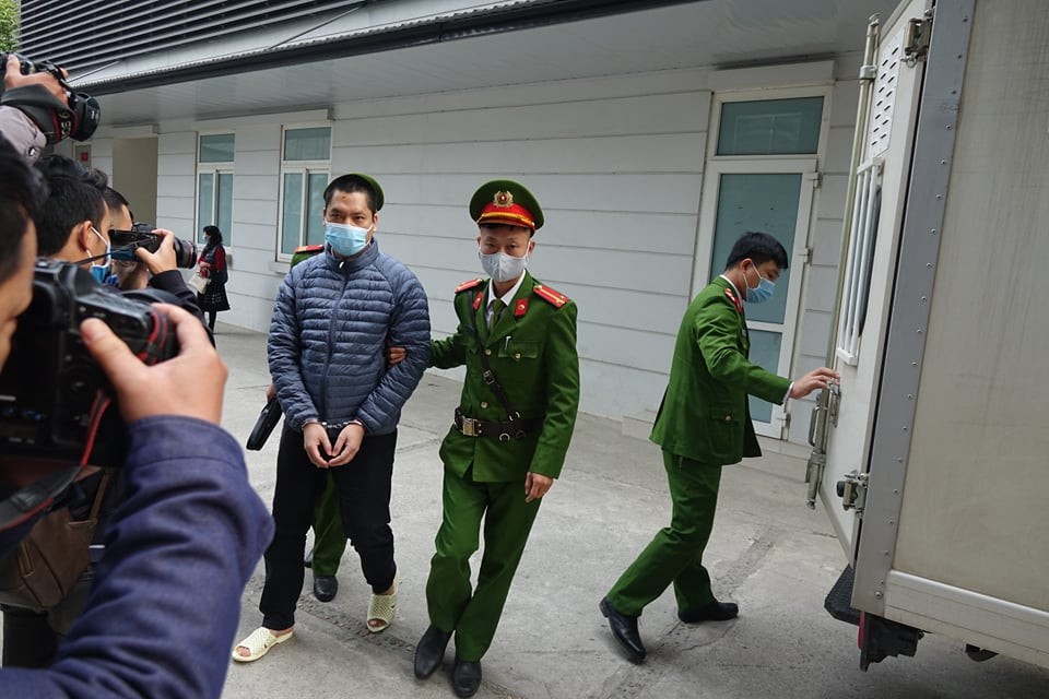 Dẫn giải các bị cáo vào phòng xử. Dẫn giải các bị cáo vào phòng xử.