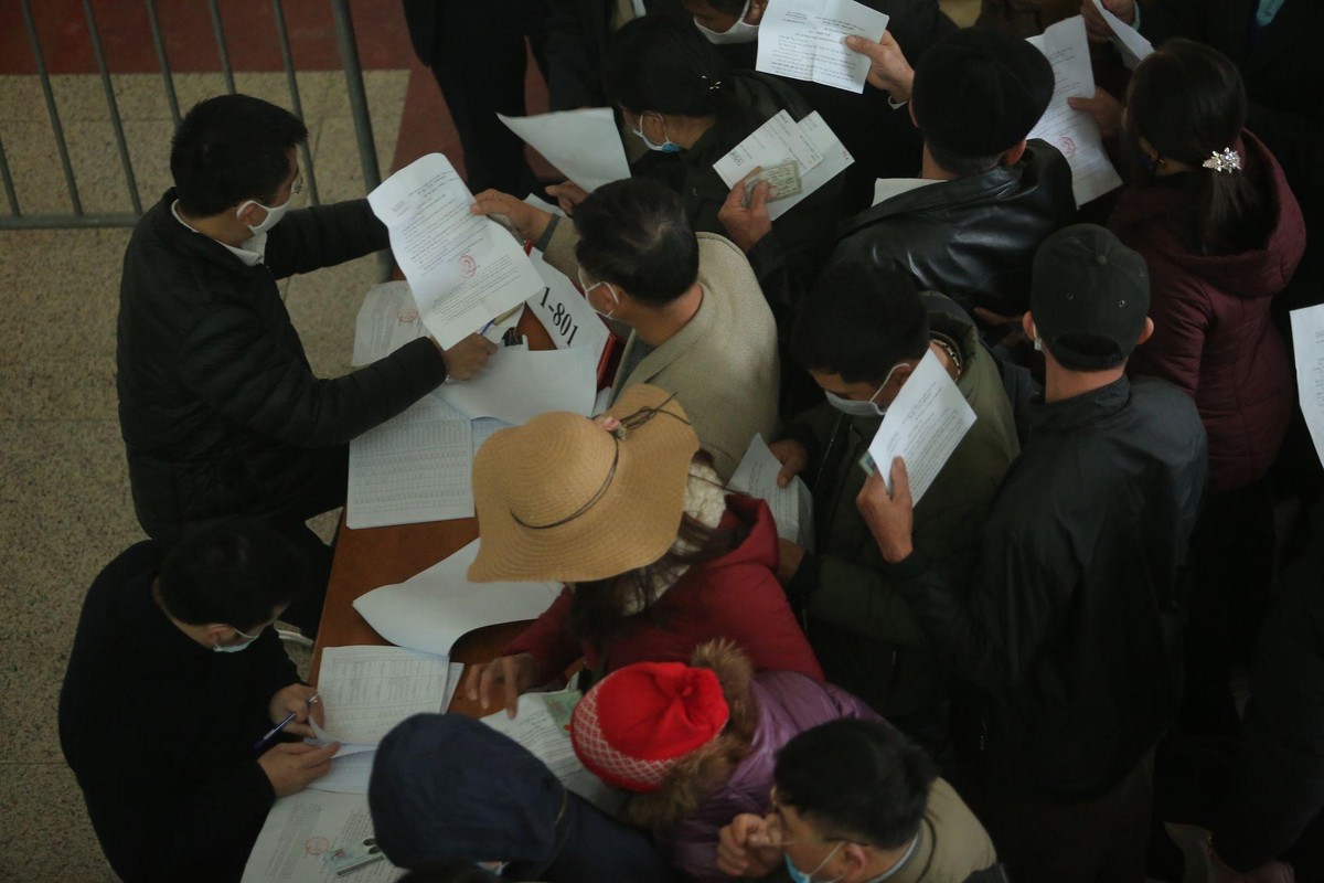 Các bị hại làm thủ tục tham dự phiên tòa.