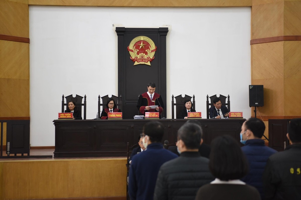 Chủ tọa tuyên án với các bị cáo.