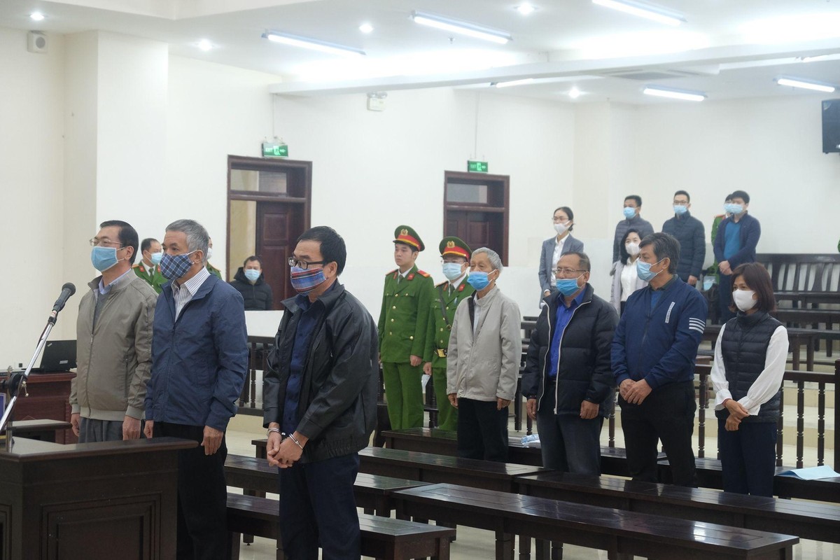 Các bị cáo hầu tòa do sai phạm vi phạm đất đai và quản lý vốn nhà nước.