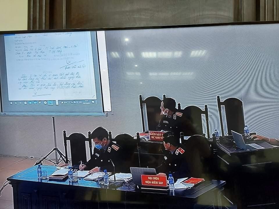 Tòa trình chiếu công bố lời khai của bị cáo Vũ tại cơ quan điều tra.