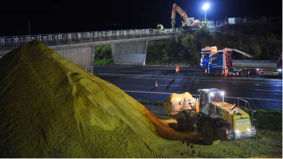 Cần cẩu và phương tiện thi công phủ đầy cát lên đường cao tốc A10 giữa Paris và Bordeaux vào ngày 6/11/2019 gần Monts, miền Trung nước Pháp. Ảnh: AFP