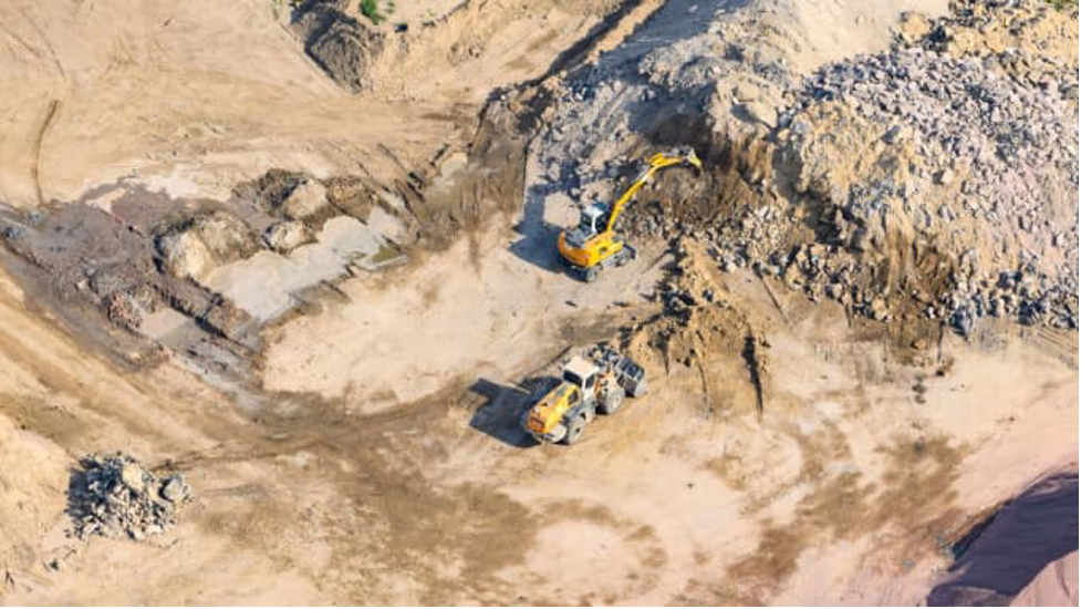 Một máy xúc và một máy ủi đang làm việc trong khuôn viên của nhà máy cấp phối và trạm trộn bê tông củamột công ty thuộc tập đoàn công ty Max Bögl. Ảhh: AFP