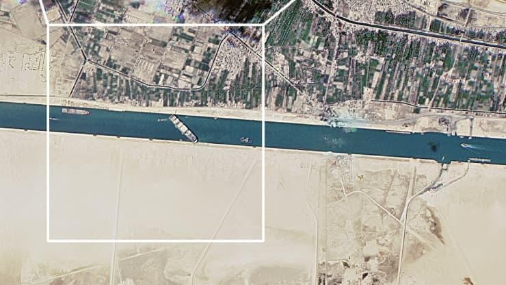 Một hình ảnh vệ tinh cho thấy kênh đào Suez bị chặn bởi tàu Ever Given ngày 25/3 (Nguồn: Reuters) Một hình ảnh vệ tinh cho thấy kênh đào Suez bị chặn bởi tàu Ever Given ngày 25/3 (Nguồn: Reuters)