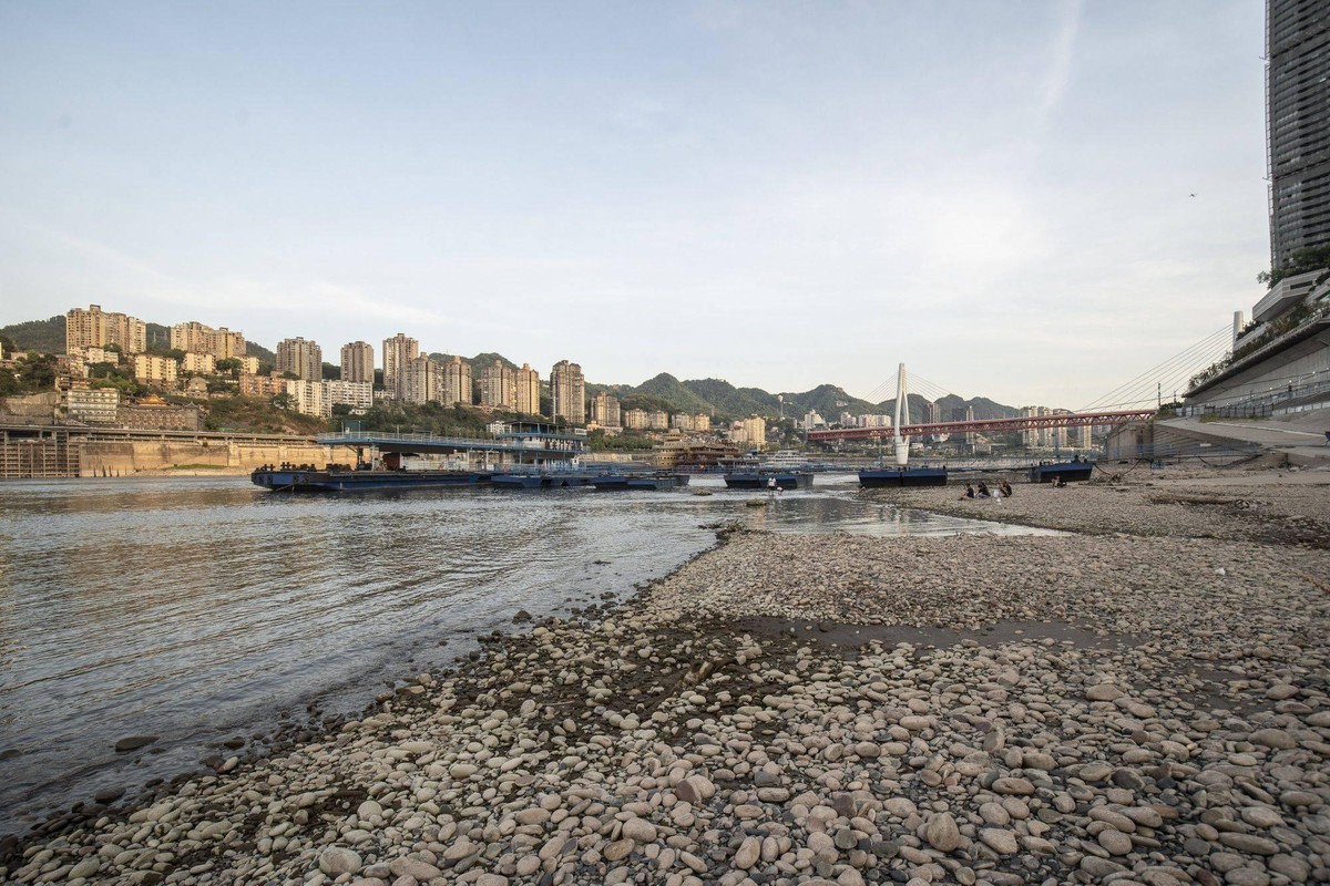 Các bờ cạn của sông Dương Tử do mực nước thấp gây ra bởi hạn hán, gần nơi hợp lưu với sông Gia Lăng ở Trùng Khánh vào ngày 19/8 Các bờ cạn của sông Dương Tử do mực nước thấp gây ra bởi hạn hán, gần nơi hợp lưu với sông Gia Lăng ở Trùng Khánh vào ngày 19/8