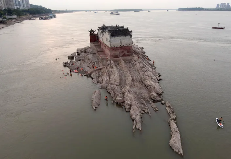 Hạn hán làm tiêu hao tuyến đường thủy quan trọng nhất của Trung Quốc, để lộ các cấu trúc lịch sử và lòng sông Hạn hán làm tiêu hao tuyến đường thủy quan trọng nhất của Trung Quốc, để lộ các cấu trúc lịch sử và lòng sông