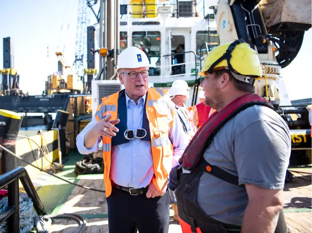 Công nhân đang xây dựng cảng nhập khẩu LNG mới của Đức trên bờ Biển Bắc Công nhân đang xây dựng cảng nhập khẩu LNG mới của Đức trên bờ Biển Bắc