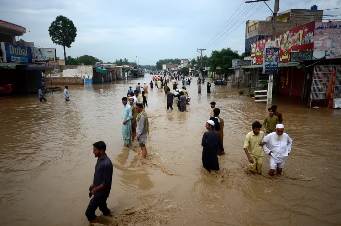 Người dân lội qua dòng nước lũ ở Peshawar, Khyber Pakhtunkhwa, Pakistan Người dân lội qua dòng nước lũ ở Peshawar, Khyber Pakhtunkhwa, Pakistan