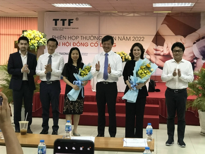 Bà Trần Thị Hường (thứ hai từ phải qua), Phó Chủ tịch KSFinance trúng cử vào HĐQT của Gỗ Trường Thành nhiệm kỳ 2022-2027 trong ĐHĐCĐ thường niên năm 2022. Bà Trần Thị Hường (thứ hai từ phải qua), Phó Chủ tịch KSFinance trúng cử vào HĐQT của Gỗ Trường Thành nhiệm kỳ 2022-2027 trong ĐHĐCĐ thường niên năm 2022.