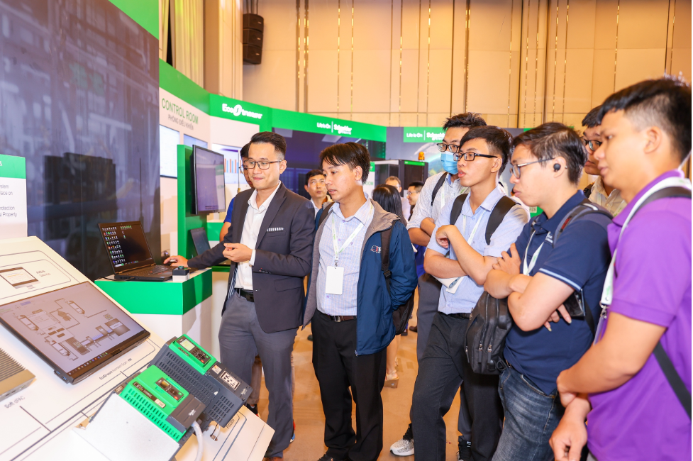 Khách tham quan trải nghiệm sáng kiến đột phá của tự động hoá EcoStruxure Automation Expert