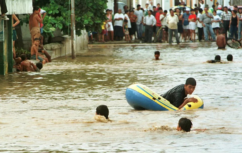 El Nino 1997-1998 đã dẫn đến mưa lớn và lũ lụt ở các quốc gia như Ecuador, khiến hàng trăm người thiệt mạng. El Nino 1997-1998 đã dẫn đến mưa lớn và lũ lụt ở các quốc gia như Ecuador, khiến hàng trăm người thiệt mạng.