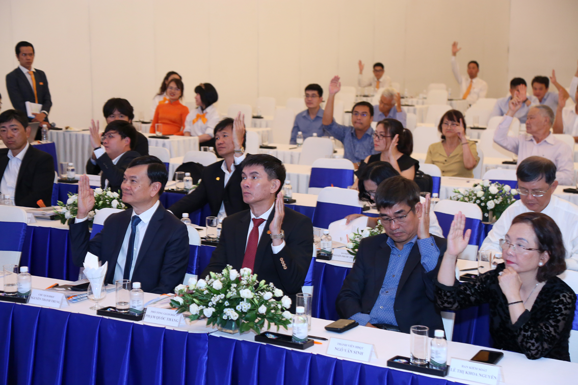 Cổ đông biểu quyết thông qua các tờ trình tại Đại hội Cổ đông biểu quyết thông qua các tờ trình tại Đại hội